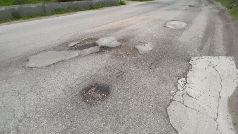 Capo d’Orlando: la “groviera” in via dei Limoni. Buche in strada, un pericolo per gli automobilisti