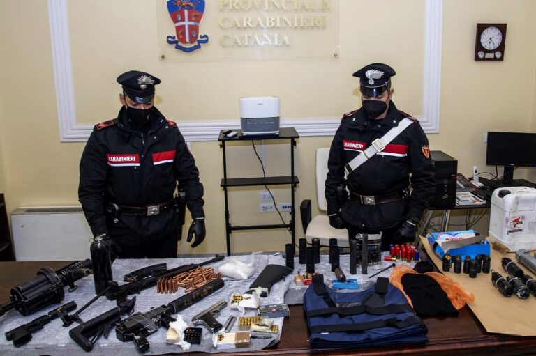 C’erano anche Kalashnikov e granate nell’arsenale del gruppo mafioso dei “Nizza” – VIDEO