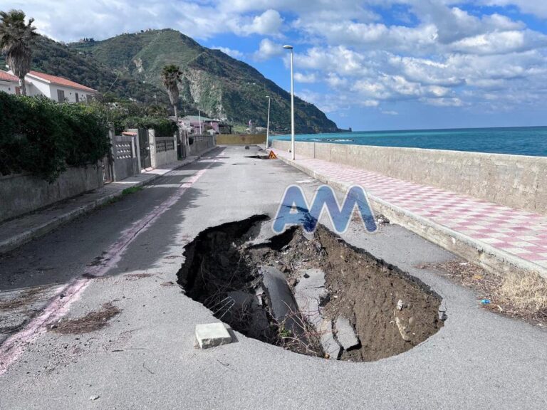 Erosione costiera, danni anche a Piraino. Crolli sulla strada comunale di “Calanovella Mare”