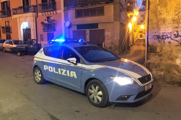 Palermo – Rapinano un esercizio commerciale, ma la Polizia li attende all’uscita