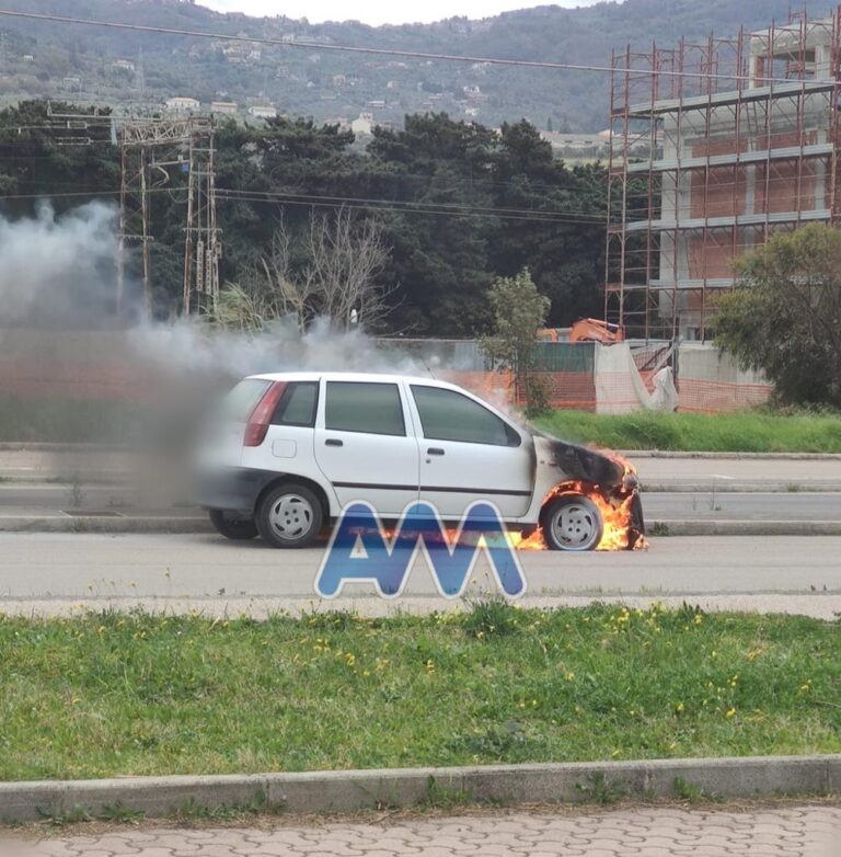 Sant’Agata Militello, paura sul lungomare. Auto va a fuoco, nessun ferito