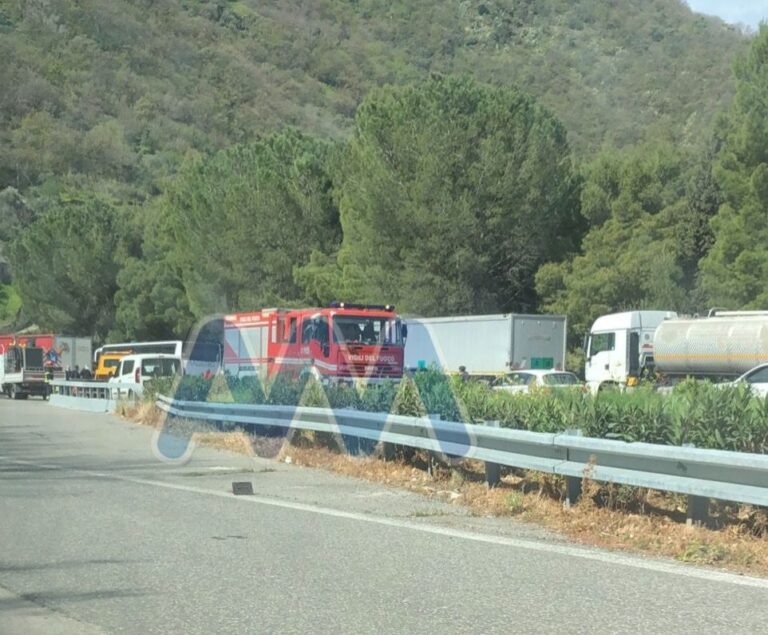 A20 – Auto prende fuoco nella galleria Petraro tra Brolo e Patti, traffico in tilt