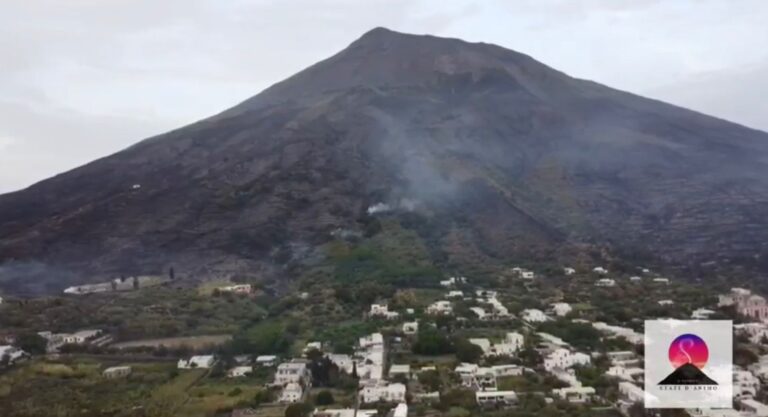 Incendio del 2022 a Stromboli, notificato avviso conclusioni indagini. Indagate 4 persone fisiche per disastro ambientale colposo