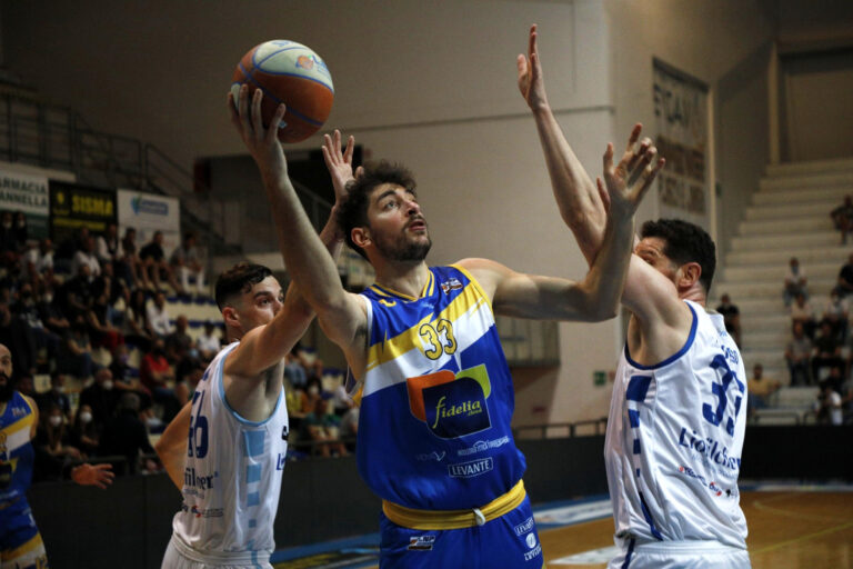 Basket – Torrenova lotta ma non basta contro la corazzata Roseto. Siciliani sotto 2-0 nella serie