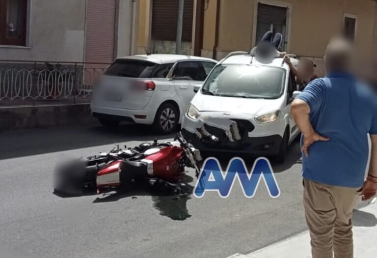 Capo d’Orlando, scontro tra moto e furgoncino. Centauro catapultato sul tetto della vettura