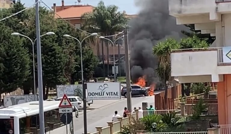Torregrotta – Auto va a sbattere e prende fuoco, intervengono i Vigili del Fuoco