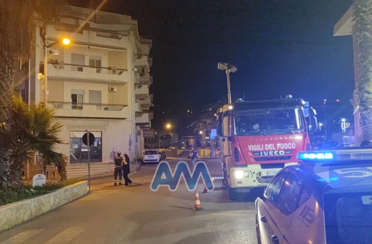 Capo d’Orlando – Crollo di calcinacci in piazza stazione, sul posto Polizia e Vigili del Fuoco