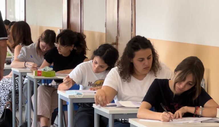 Maturità: tornano le prove scritte. Per il compito di italiano Verga, il Covid e Liliana Segre – VIDEO