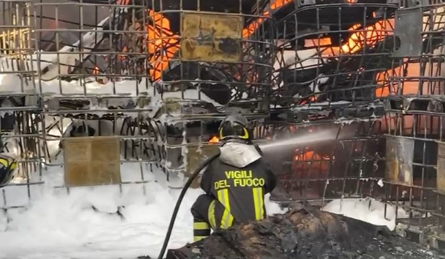 Torrenova, vasto incendio in un capannone industriale vicino al torrente Rosmarino. Fiamme circoscritte – VIDEO