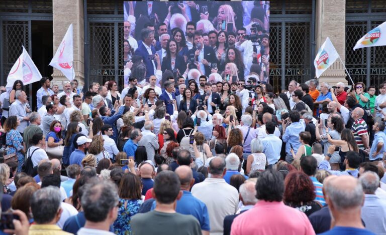 Bagno di folla a Messina per Giuseppe Conte, con Franco De Domenico e contro De Luca