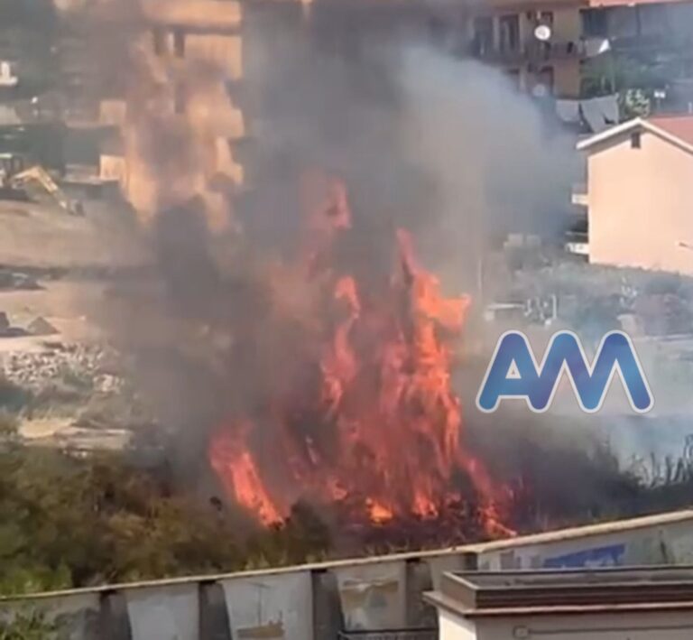 Patti, incendio nel torrente Montagnareale. In azione i vigili del fuoco