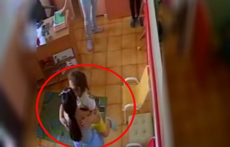 Martina, la mamma che ha ucciso la sua Elena. L’abbraccio all’asilo, i rancori e l’affetto morboso