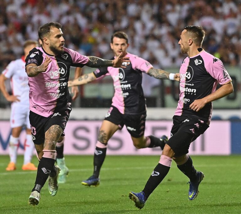 Palermo, il Barbera gremito per la sfida contro il Padova che vale la B. Calcio d’inizio domenica alle 21.15