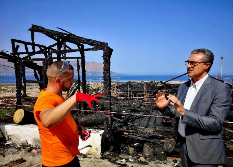 Isola delle Femmine, dopo incendio doloso avviata demolizione di struttura abusiva. Cordaro: “Non ci facciamo intimidire”