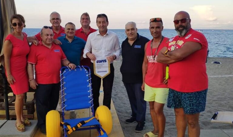 Patti Marina: spiaggia accessibile senza barriere architettoniche grazie ad una passerella, lettini e nuova sedia Job donata dall’Avis di Falcone
