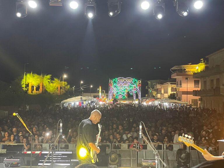 Torrenova, Alex Britti in concerto impressiona il pubblico con chitarra e voce – VIDEO