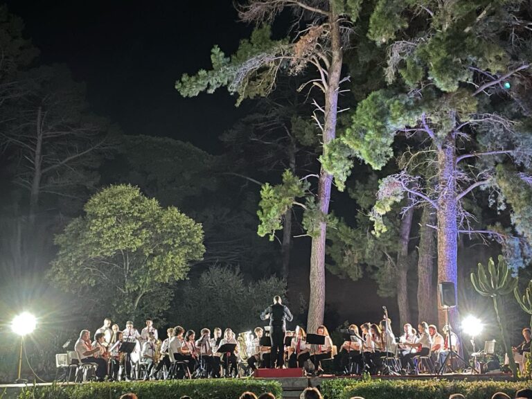 Capo d’Orlando, a Villa Piccolo il magico concerto della banda “Toscanini” – VIDEO