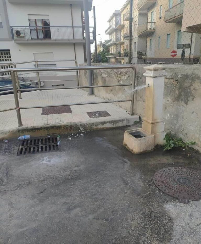 Capo d’Orlando – Vandali in piazza Stazione, Galipó: “Divelta una fontanella. Educhiamo questi ragazzi”