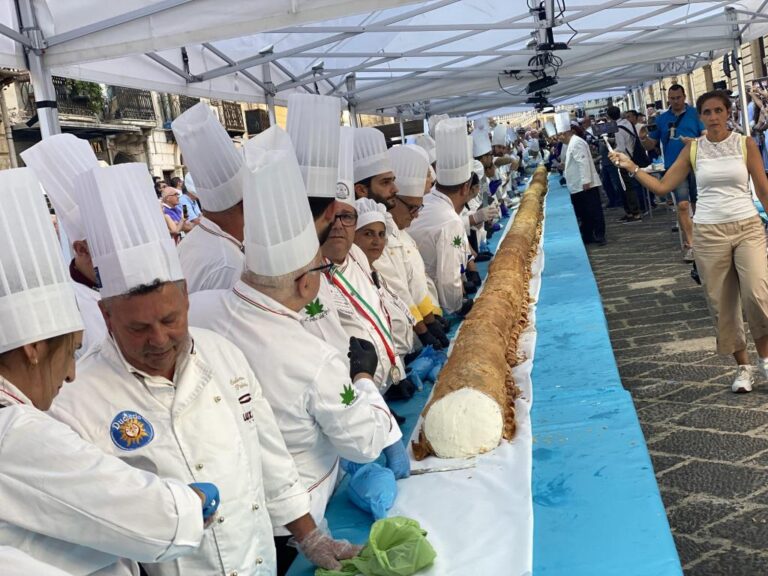 A Caltanissetta un cannolo da record. Il dolce da oltre 21 metri entra nel Guinnes dei Primati