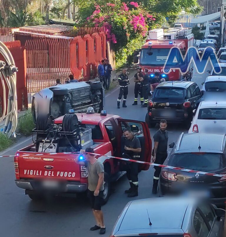 Sant’Agata Militello, auto si ribalta nei pressi della stazione ferroviaria