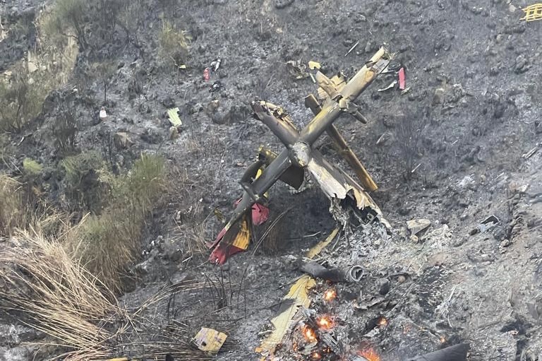 Canadair precipitato, sono stati ritrovati i resti dei due piloti. Si indaga anche sull’incendio