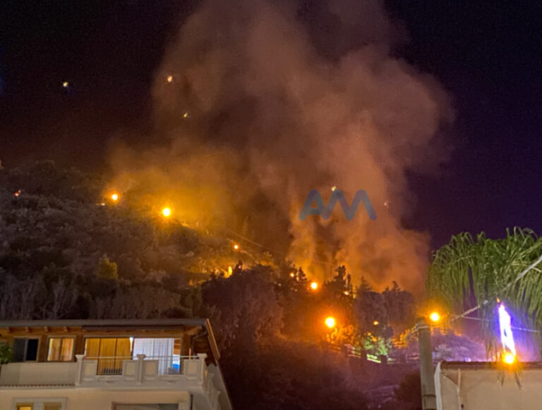 Capo d’Orlando – Fiamme al Monte della Madonna dopo i giochi pirotecnici. Rogo spento dalla Protezione Civile