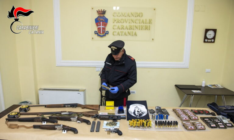 Catania, scoperto un arsenale di armi e droga a Librino. Arrestato 35enne