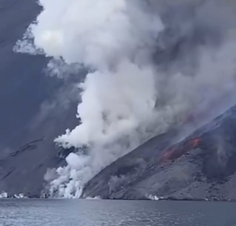 Eruzione dello Stromboli: colata lavica in mare e fumo denso