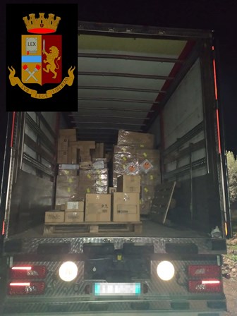 Oltre 5.000 kg di giochi pirotecnici su Tir, sequestrati dalla polizia nel catanese