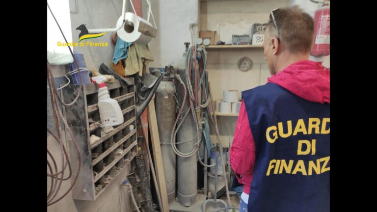 Palermo, abusivismo commerciale, reati ambientali e lavoratori in nero. Sequestrate due officine