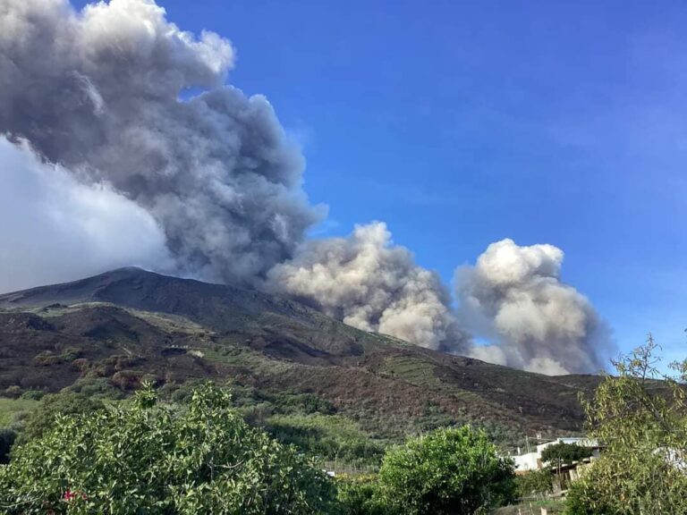 Stromboli – Nuova eruzione all’alba, diramata allerta arancione