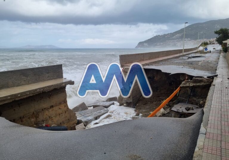 Piraino, danni da erosione. Crolla un tratto di strada che costeggia la spiaggia di “Calanovella mare”