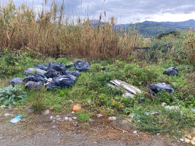 Torrenova, rifiuti abbandonati nei pressi del campo sportivo. Pugno duro dell’amministrazione