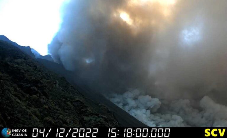 Stromboli, trabocco lavico nell’area nord del cratere e attività esplosiva. Piccoli crolli di materiale sulla “Sciara del Fuoco”