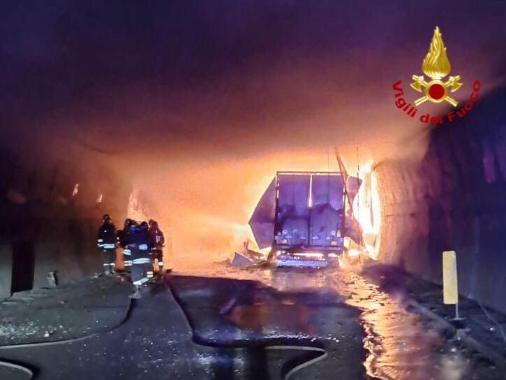 A20, ancora chiusa la Galleria Telegrafo danneggiata dall’incendio. Iniziati i primi lavori