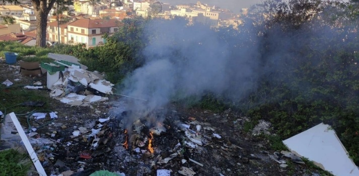 Capo d’Orlando – Brucia plastica e altro materiale inquinante, denunciato