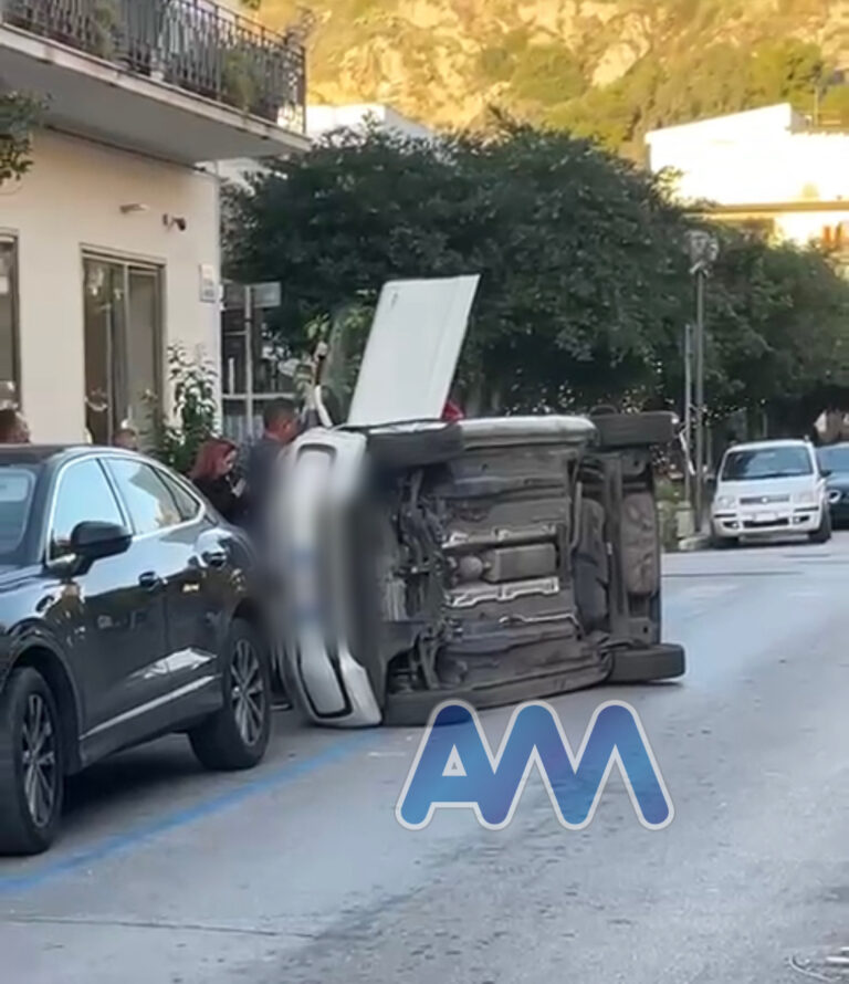 Capo d’Orlando, auto si ribalta in pieno centro. Lievemente ferito il conducente