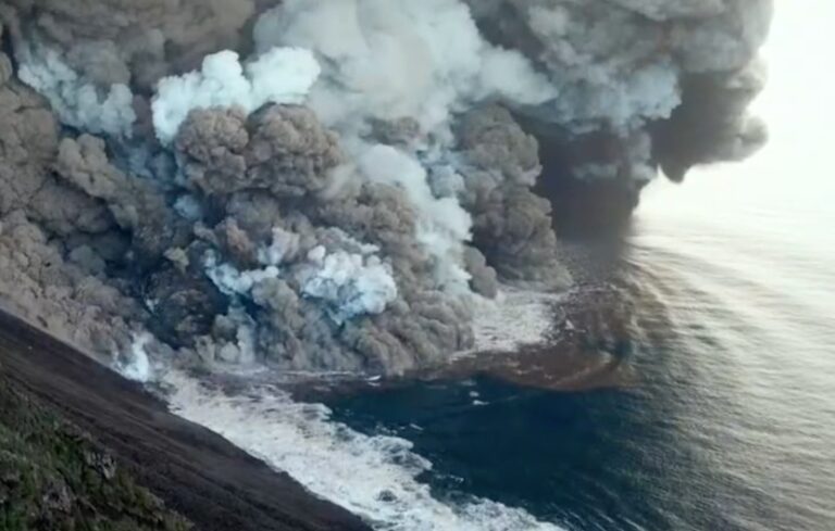 Stromboli – Prosegue l’eruzione. La lava raggiunge il mare