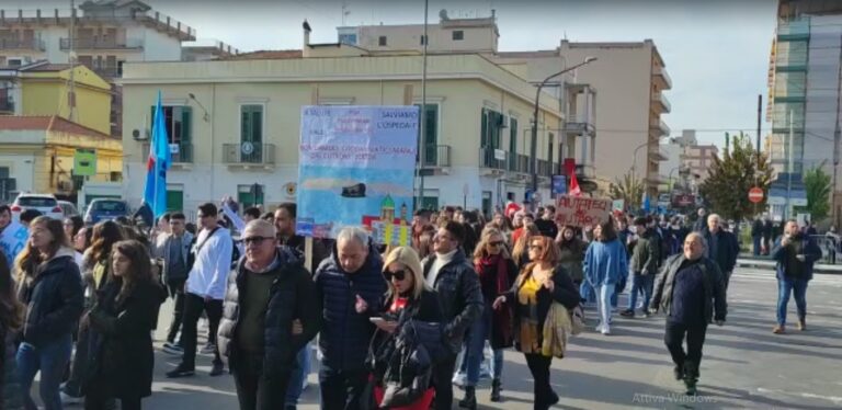 Barcellona Pozzo di Gotto – Oltre mille persone in piazza per salvare l’ospedale