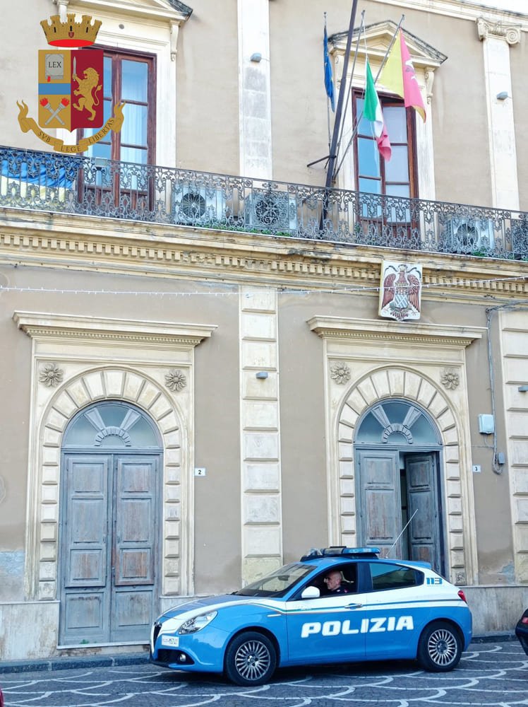 Minaccia con un coltello un concorrente per un’area di sosta. Daspo urbano per venditore ambulante di San Piero Patti