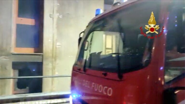 Messina, aggredisce infermieri e poi appicca il fuoco. Paura al Papardo