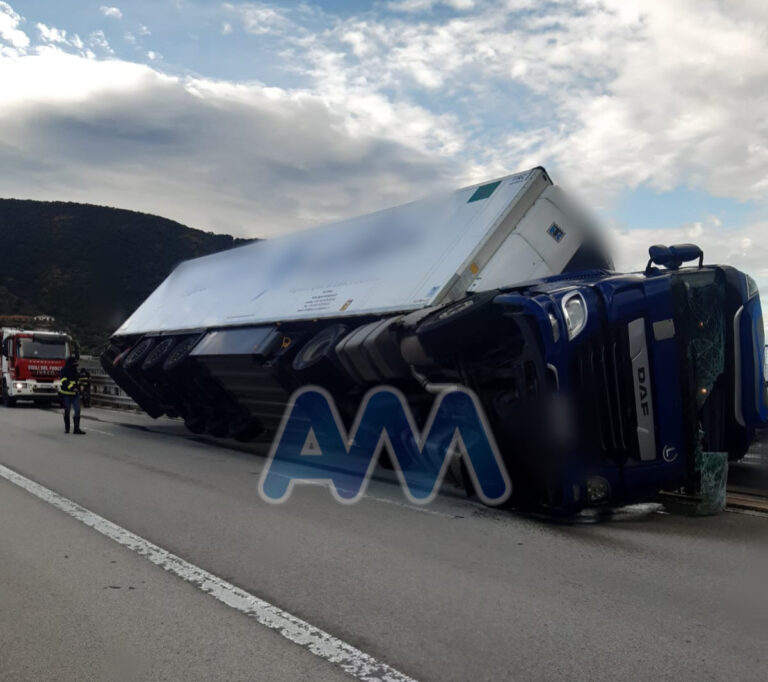 A/20, incidente autonomo. Tir sbanda e si rovescia a causa del forte vento