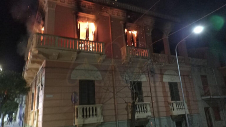 Acquedolci – Vasto incendio in abitazione: nessun ferito, ma immobile gravemente danneggiato