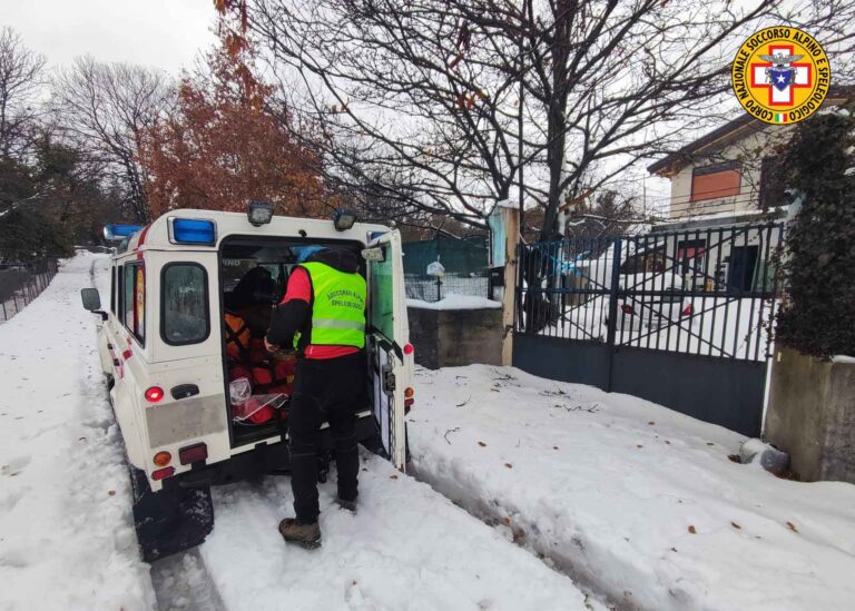 Malati, bambini e anche donne incinta. Proseguono gli interventi di soccorso sull’Etna