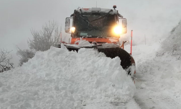 Nebrodi – Emergenza neve sulle strade, uomini e mezzi della Città Metropolitana in azione da oltre 36 ore