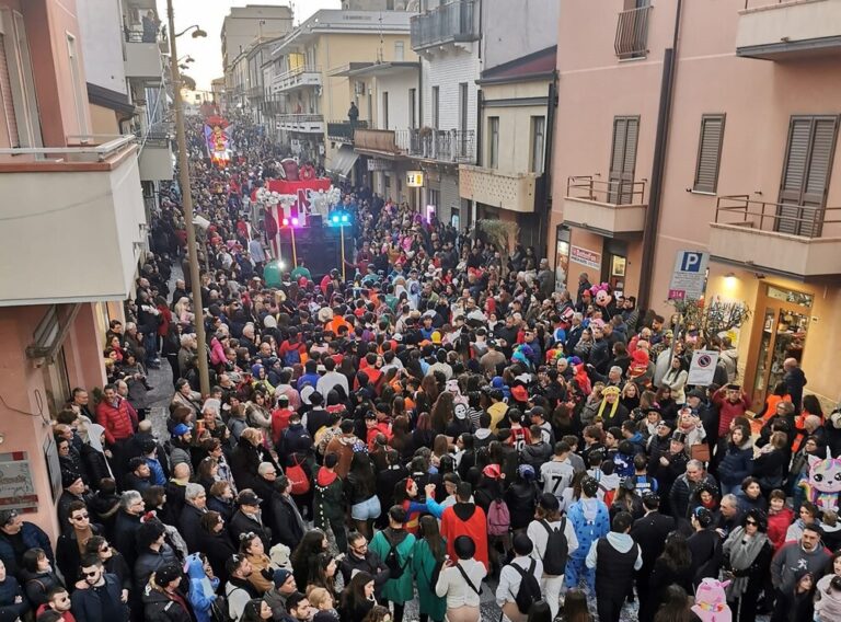 Brolo: esplode la festa del carnevale, per un coloratissimo ritorno alla normalità