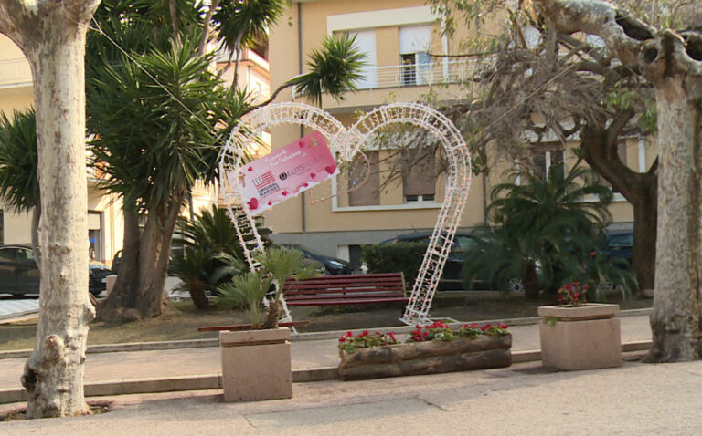 Capo d’Orlando: un angolo romantico per San Valentino, grazie all’iniziativa di due negozianti