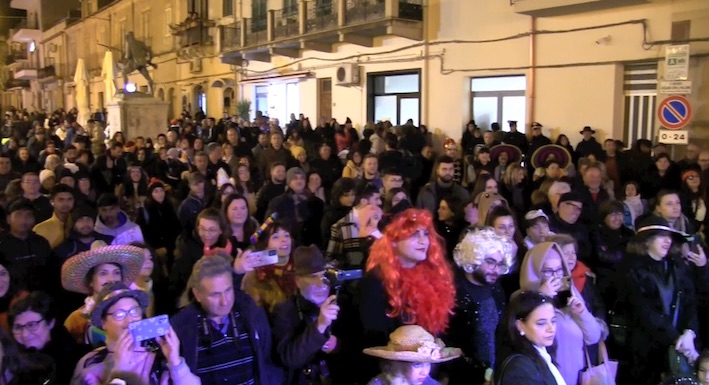 Santa Lucia del Mela: Un fiume di persone per il Carnevale Luciese tra allegri gruppi in maschere, balli e rievocazioni storiche