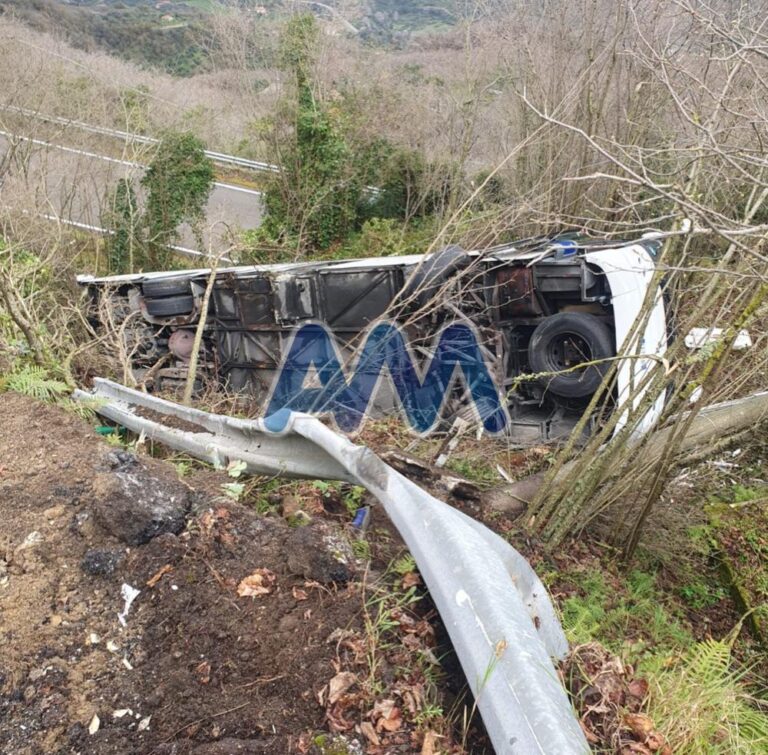 Sinagra, tragedia sfiorata. Pullman esce di strada e finisce in una scarpata, 3 feriti non gravi