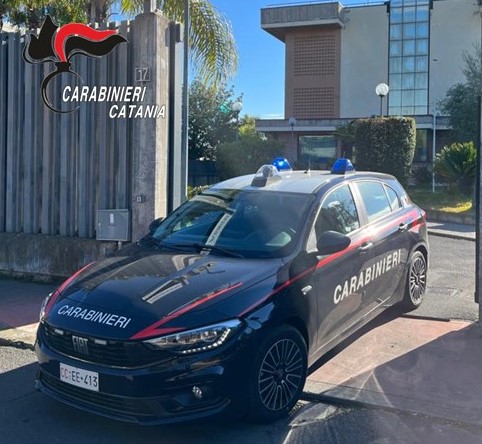 Aggredisce con schiaffi e pugni l’ex marito, gli ruba lo zaino e le chiavi di casa: arrestata 34enne nel catanese